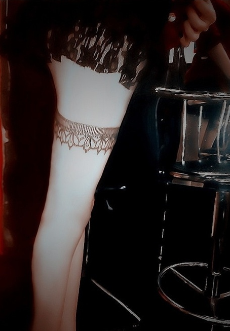 性感长腿上的蕾丝纹身图案