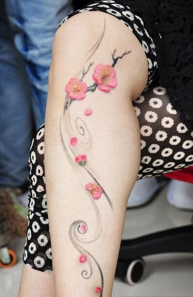 美女腿部漂亮好看的彩色梅花纹身图案