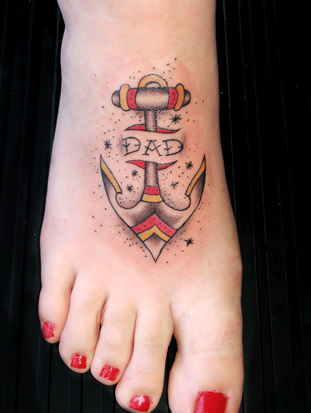 美女脚背上时尚的船锚纹图案