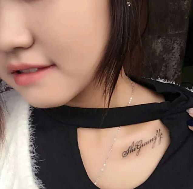 美女锁骨漂亮的字母纹身图案