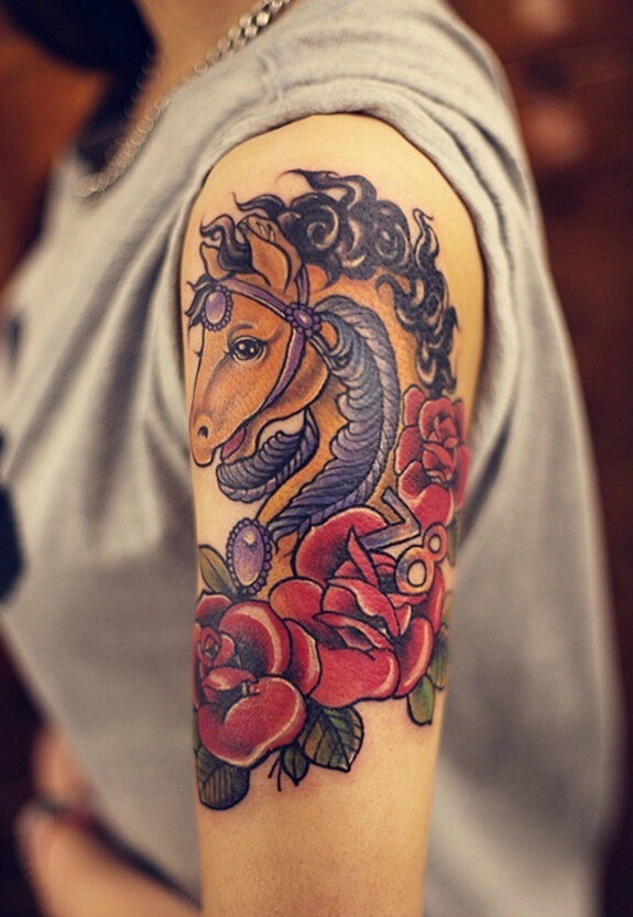 手臂彩色马玫瑰花纹身图案