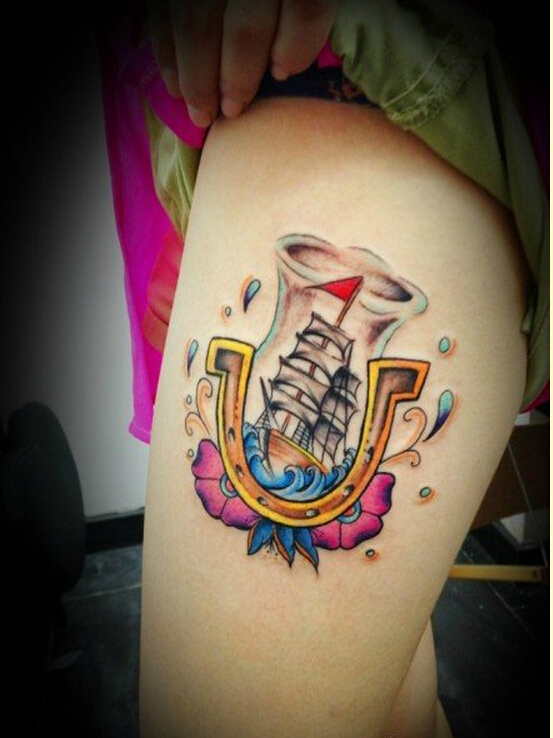 时尚女性腿部漂亮彩色帆船纹身图案