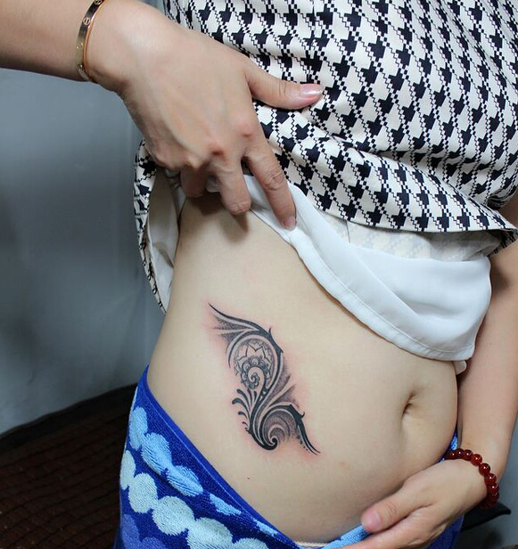 女性腹部图腾纹身图案