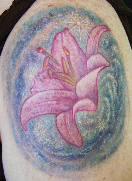 大臂百合纹身图案图片