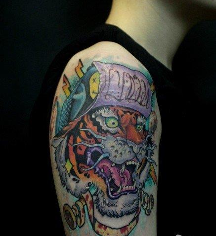 手臂彩色老虎头纹身图案