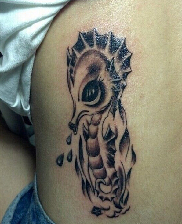 创意侧腰可爱的海马纹身图案