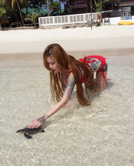 有爱心的性感纹身美女纹身图案