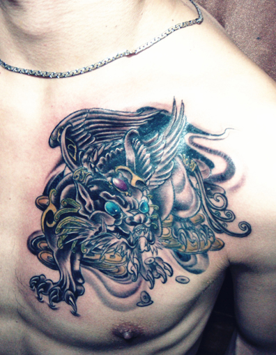 男性胸前貔貅纹身图案
