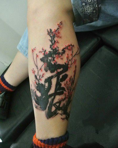 小腿梅花水墨纹身图案