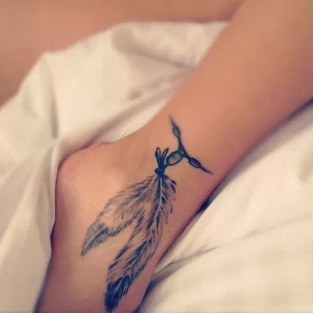 漂亮的脚踝羽毛纹身图案