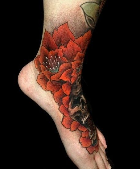 男性脚上的彩色骷髅与花纹身图案