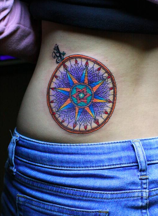 美女腰部唯美时尚的彩色六芒星纹身图案