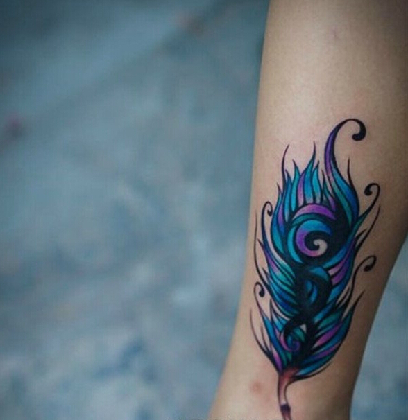 腿部彩色羽毛纹身图案