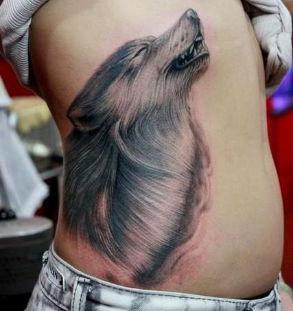 美女腰部狼头纹身图案