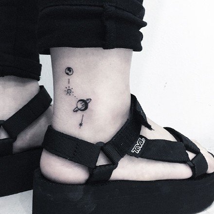 脚踝星球纹身图案
