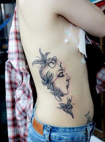 美女侧腰唯美时尚的面具纹身图案