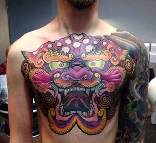 胸口彩色唐狮纹身图案