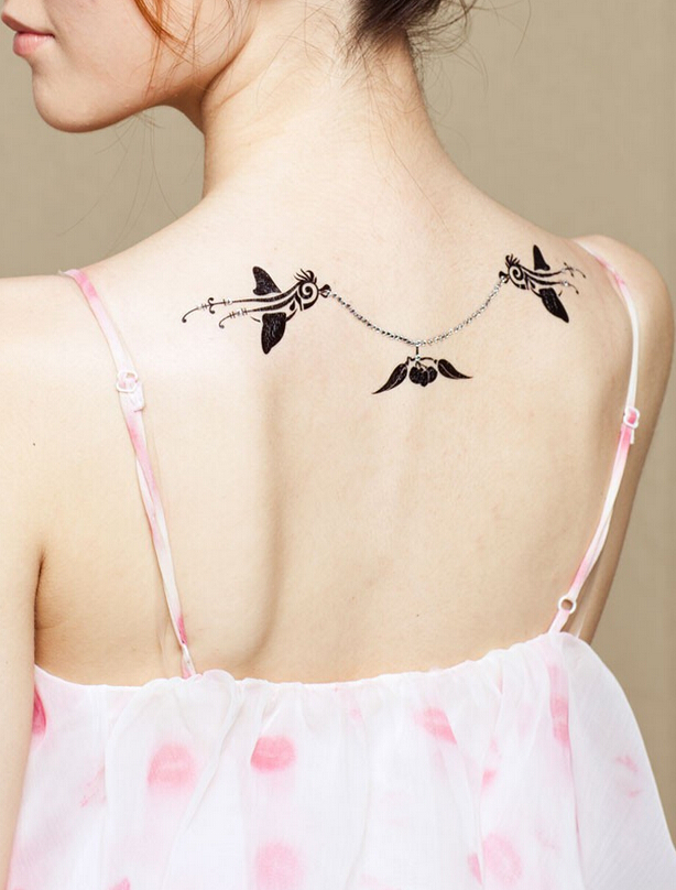 美女背部好看的逼真链子纹身