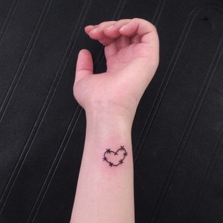 手腕另类心形纹身图案