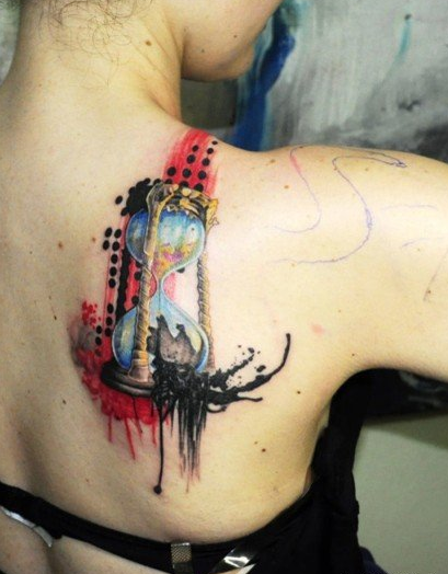 女性背部个性沙漏纹身图案