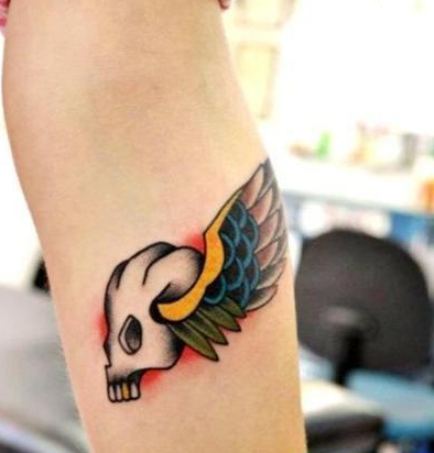 女孩子手臂骷髅与翅膀纹身图案