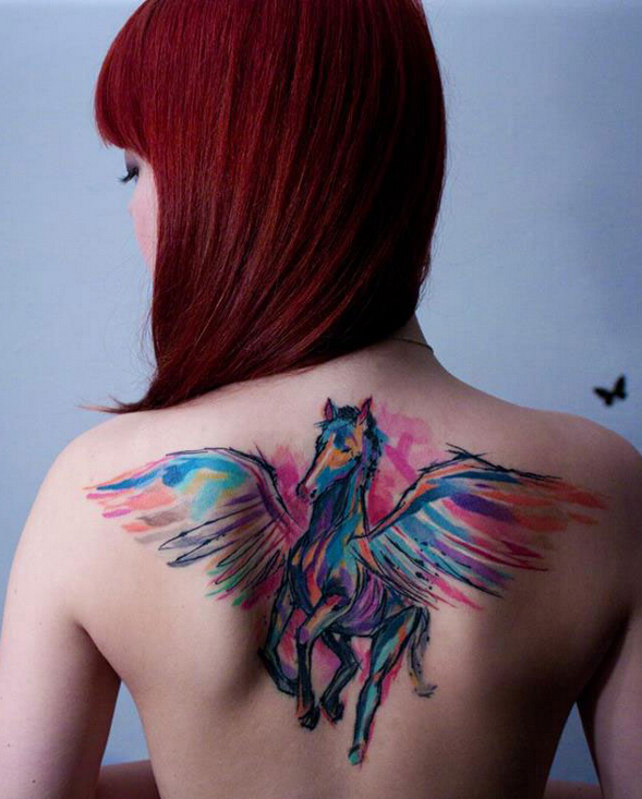 女孩后背彩色飞马的满背纹身图案