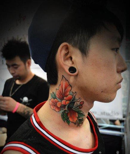 颈部彩色玫瑰纹身图案