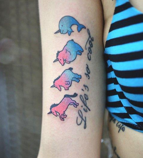 美女大臂上独角兽进化纹身图案