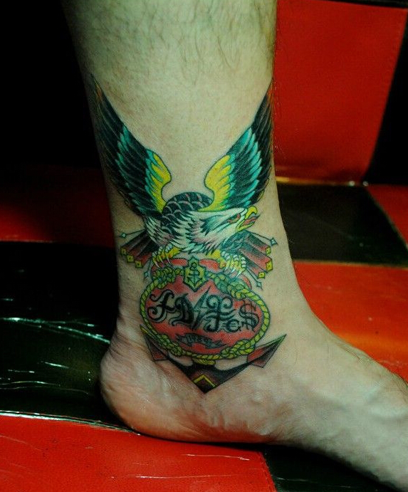 船锚上展翅的老鹰纹身图案