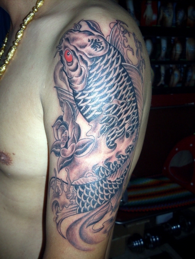手臂个性的鲤鱼纹身图案