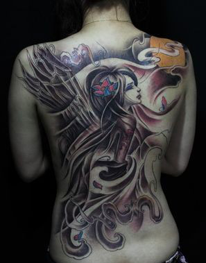 女性满背天使纹身图案