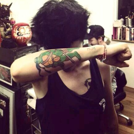 手臂绿色卡通人物纹身图案