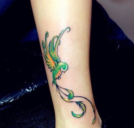 腿部彩色鸟纹身图案
