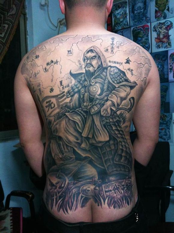 满背成吉思汗纹身图案