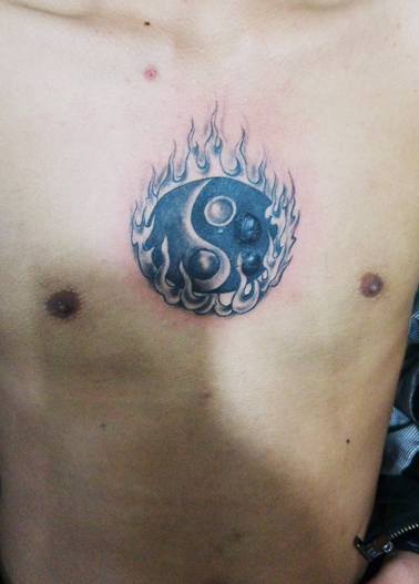 男胸前的太极八卦纹身图案