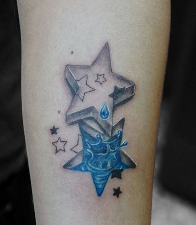 腿部经典的烙印与浮雕的五角星纹身图案