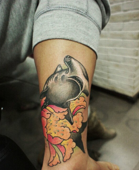 腿部彩色鲨鱼纹身图案