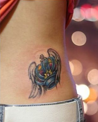 靓女腰部时髦精致的皇冠纹身图案