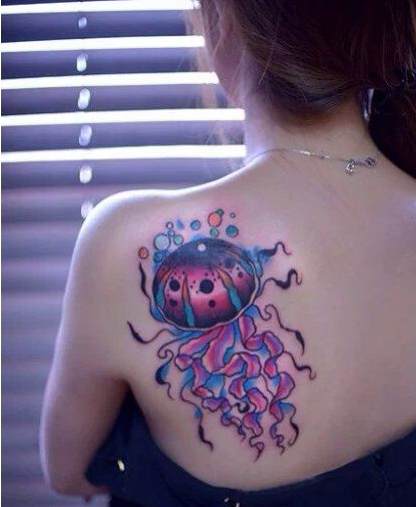 美女背部好看的水母纹身图案