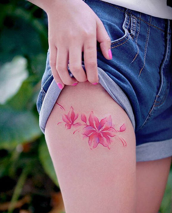 女孩大腿漂亮的花纹身图案