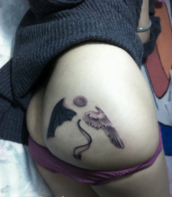 臀部翅膀纹身黑白纹身作品