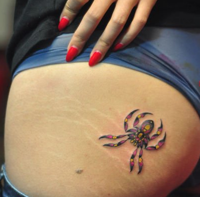 女生臀部彩色蜘蛛纹身图案