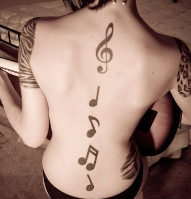 女生背上个性黑白音符纹身