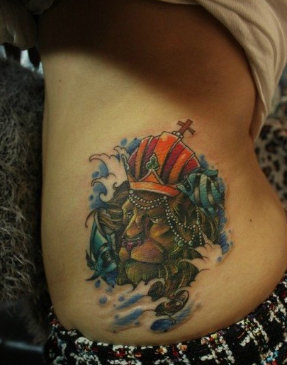 腰部时髦时尚的一枚狮头纹身图案