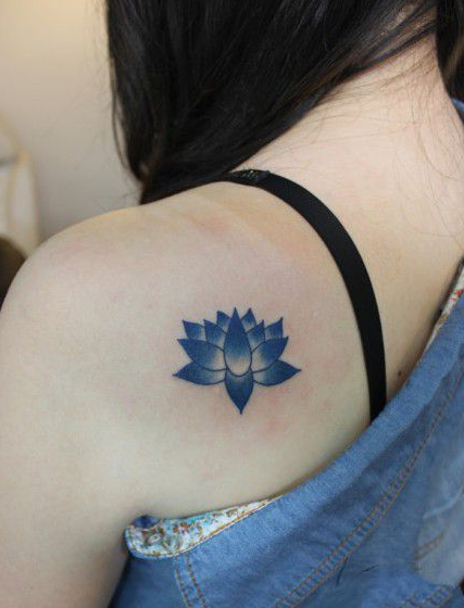 肩部清新蓝色小莲花纹身
