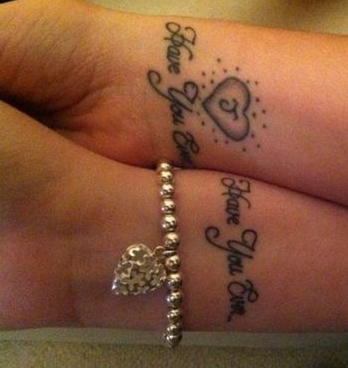 情侣手腕上好看的心形英文字纹身图案大全