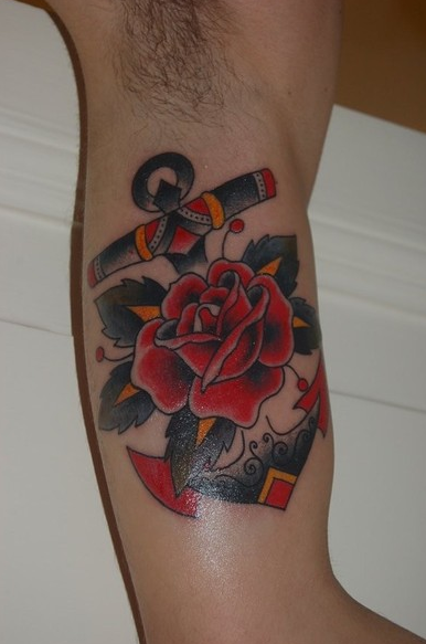 个性男手臂锚和玫瑰纹身