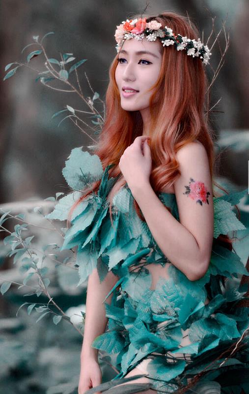 树叶装美女手臂牡丹花纹身