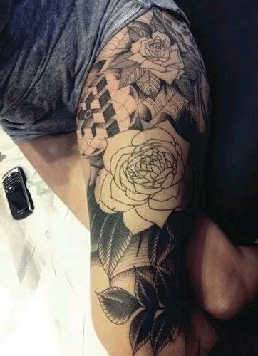 大腿上霸气的玫瑰纹身图案