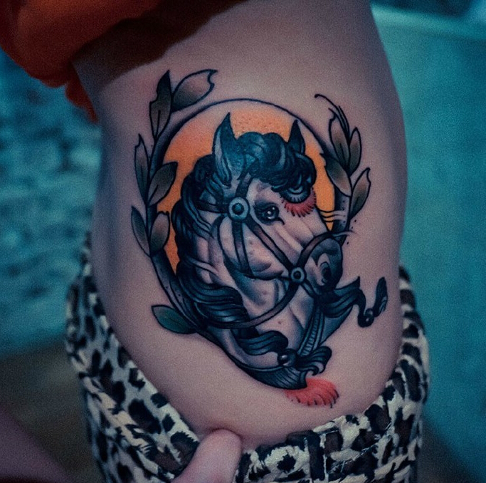 女性腰部马头纹身图案